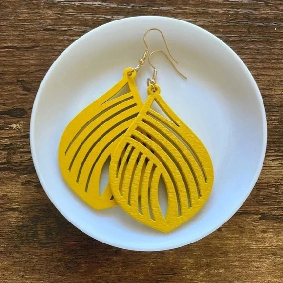 ❤️ NEW 2/$20 or 3/$25 Statement Yellow Wood Oversized Earrings - Picture 1 of 4